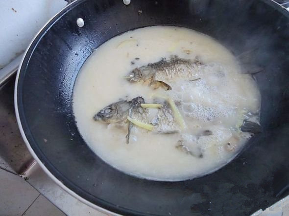 產婦鯽魚湯