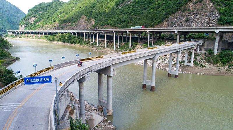 白虎嘉陵江大橋