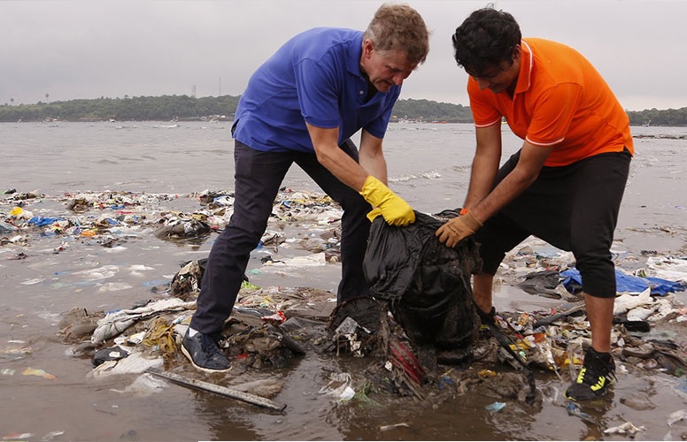 泰國一海灘，聯合國志願者正在清理垃圾