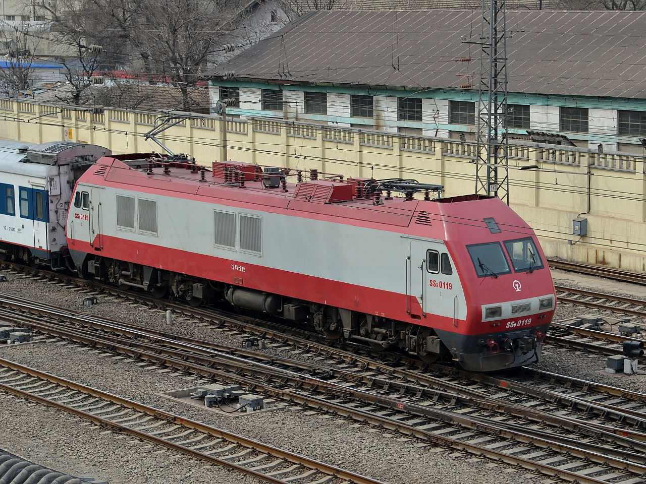 韶山9改型0119號機車，車頂的整流罩被拆除