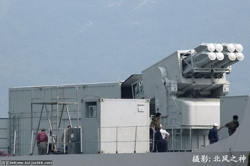 H/JJ30型八管300mm艦載火箭炮