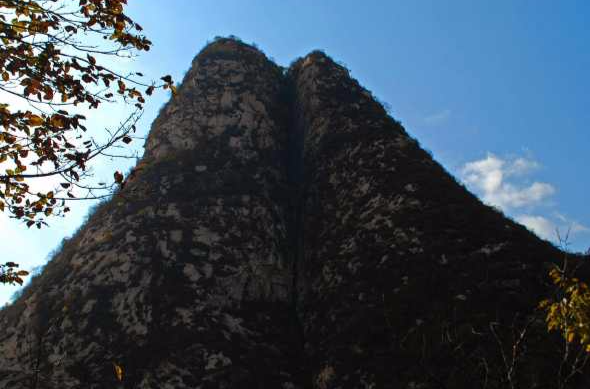 雙秀峰(北京市延慶縣大莊科鄉鐵爐村南部山峰)