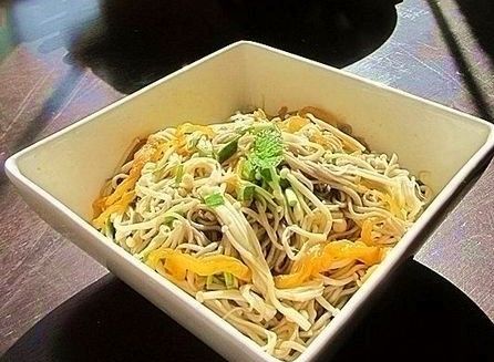 金針菇海蜇拌蕎麥麵