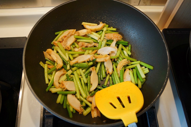 蒜苔炒小鮑魚