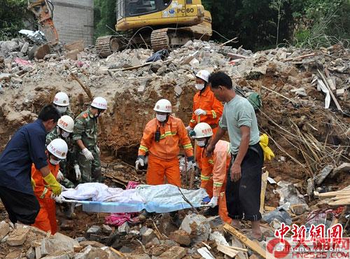 特大暴雨造成容縣山體滑坡 搶救現場