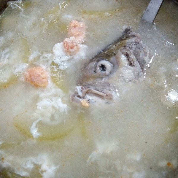 鹹蛋滾魚頭湯