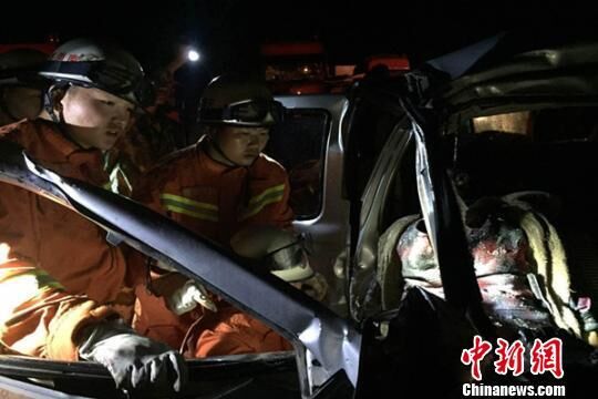 7·18雲南楚大高速發生6車相撞事故