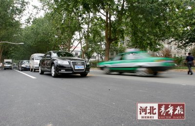 友誼大街墨綠色非機動車道（圖右側）