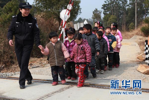 李淑華帶領沿線學校的小學生通過鐵路道口