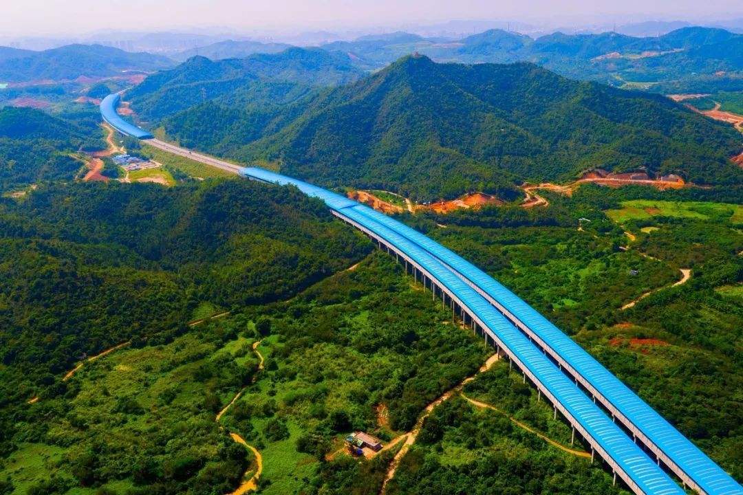 博深高速公路穿越深圳、東莞、惠州三市交界處崇山峻岭地帶