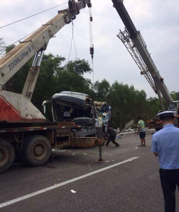 8·28廣昆高速客車翻車事故