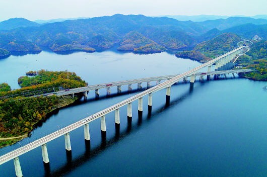 高速動車組列車通過丹江口水庫浪河特大橋