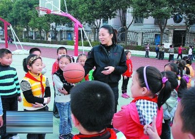 35歲的顏海霞給孩子們上體育課