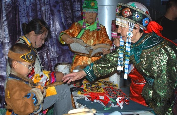 圖3：鄂倫春族老藝人教授剪紙和刺繡技藝