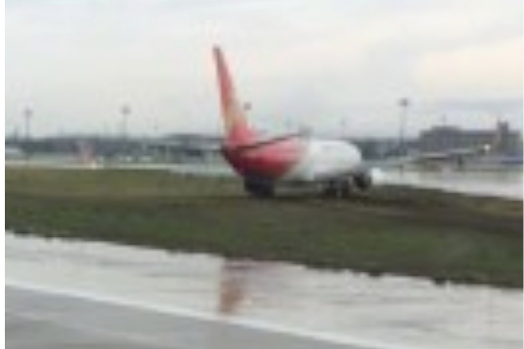 10·16深航A319飛機跑道外接地事件