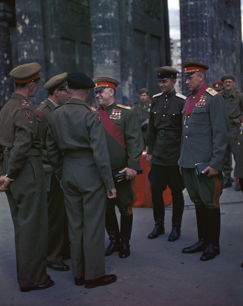 1945年，羅科索夫斯基（右）和朱可夫在布蘭登堡門前會見蒙哥馬利