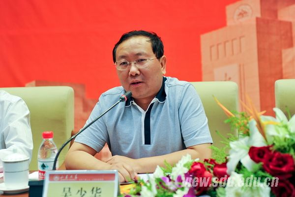 吳少華(中國光大（集團）總公司執行董事、副總經理)