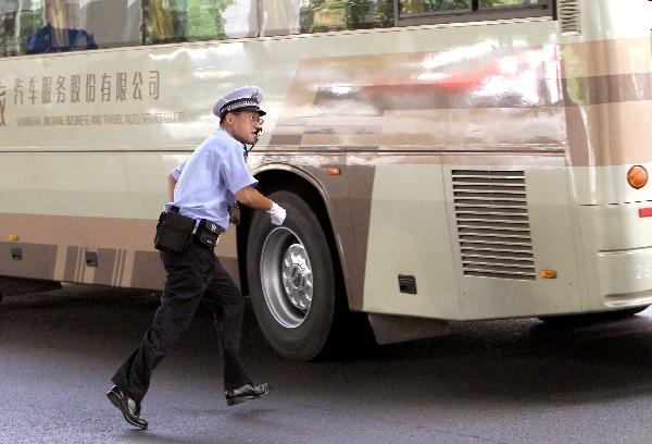 “奔奔交警”正在進行交通指揮