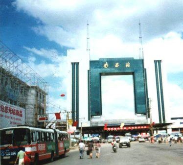 90年代新建南昌火車站西廣場以後的2路電車照片