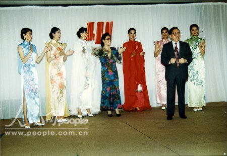 1994年任日內瓦代表為舉辦中國時裝表演致辭