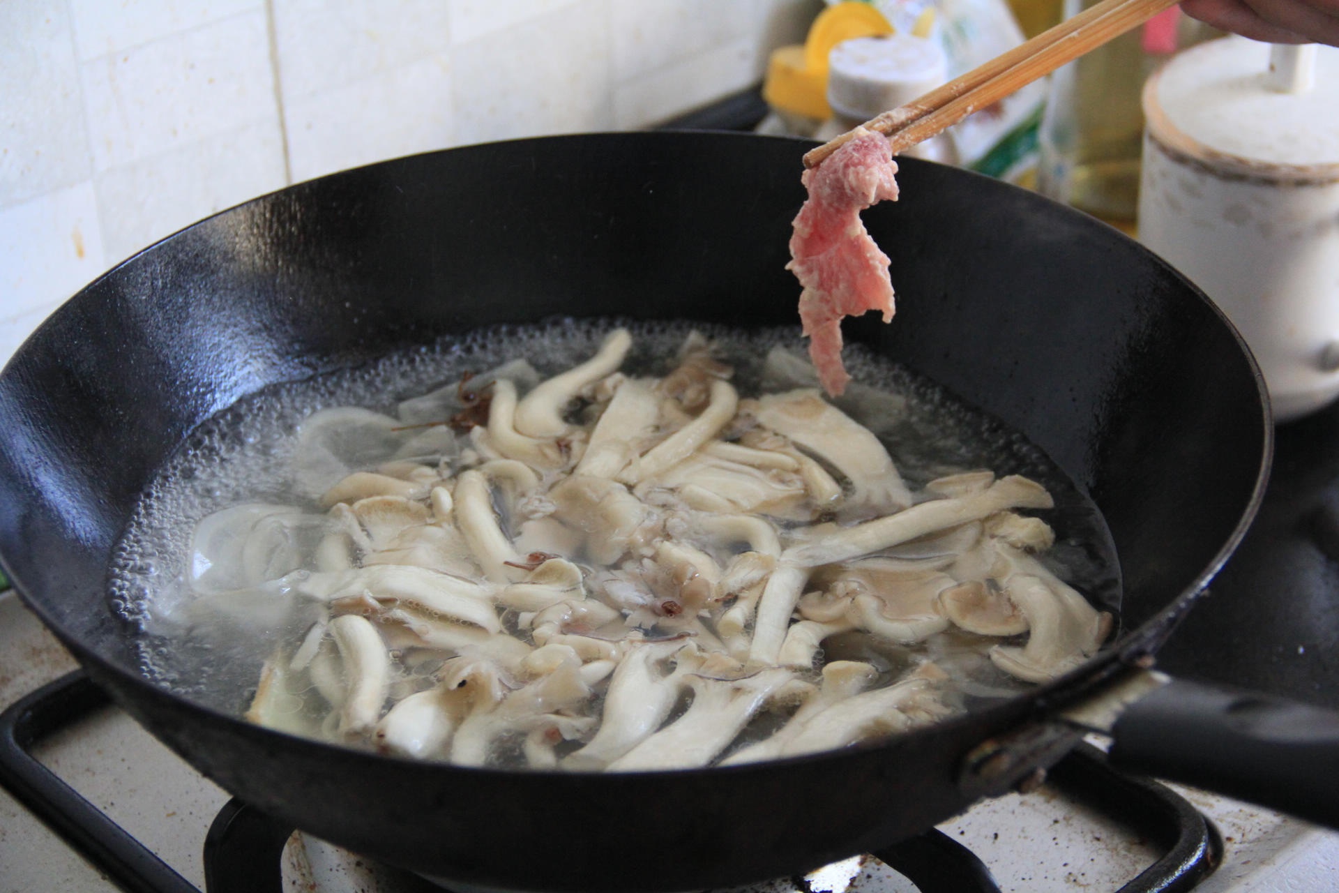 酸蘿蔔蘑菇肉片湯