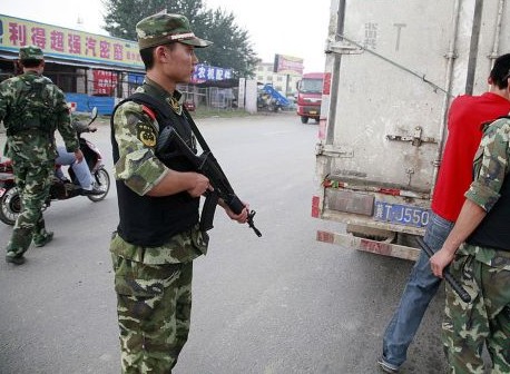 深州監獄附近，武警在檢查過往車輛