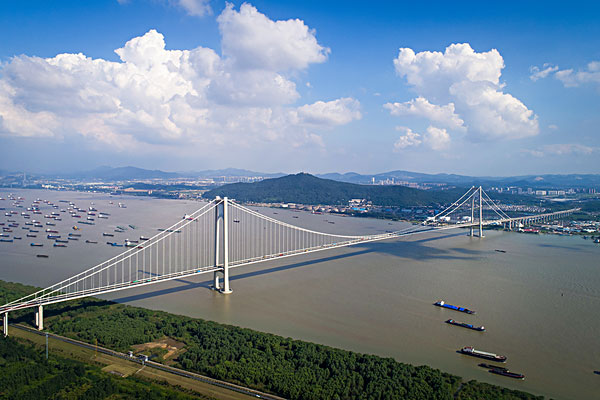 俯瞰南京棲霞山長江大橋