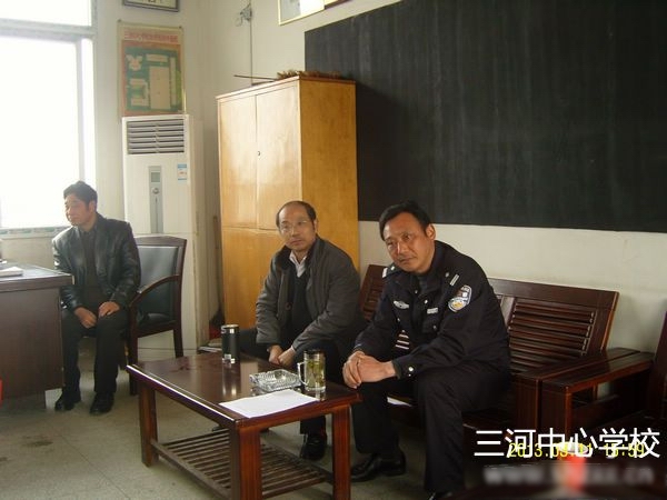 中隊領導魏先東和兩名幹警到學校勘察