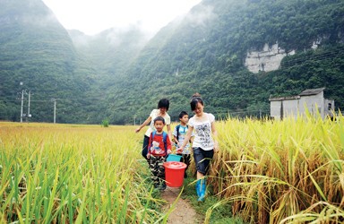 鄺德華老師帶領學生到2公里外的水塘打水