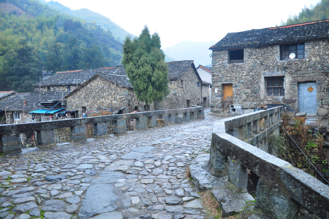 石頭寨村(新平縣腰街鎮曼蚌村民委員會下轄村)