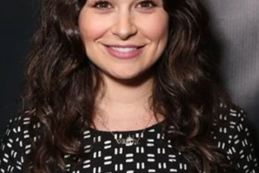 凱蒂·洛斯(Katie Lowes)