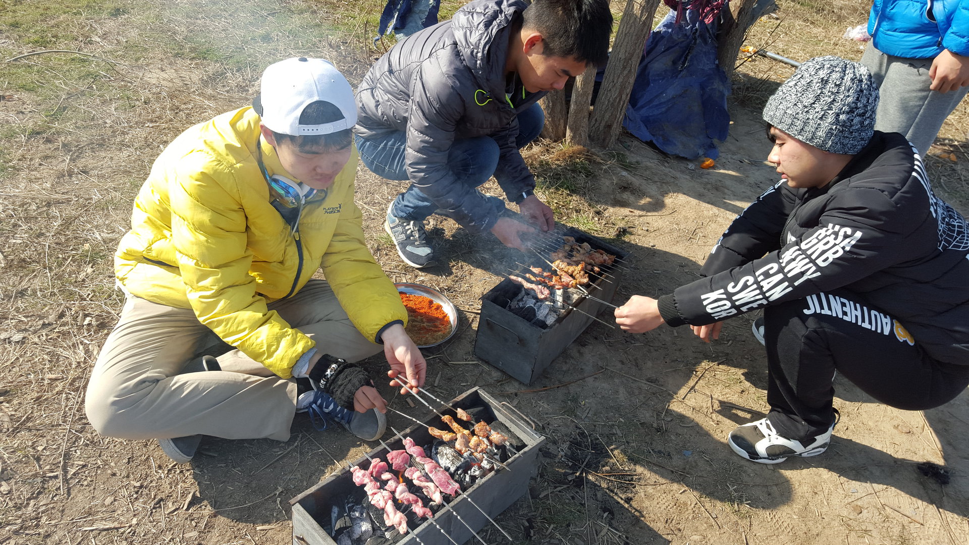 華水國學社組織的黃河灘燒烤活動