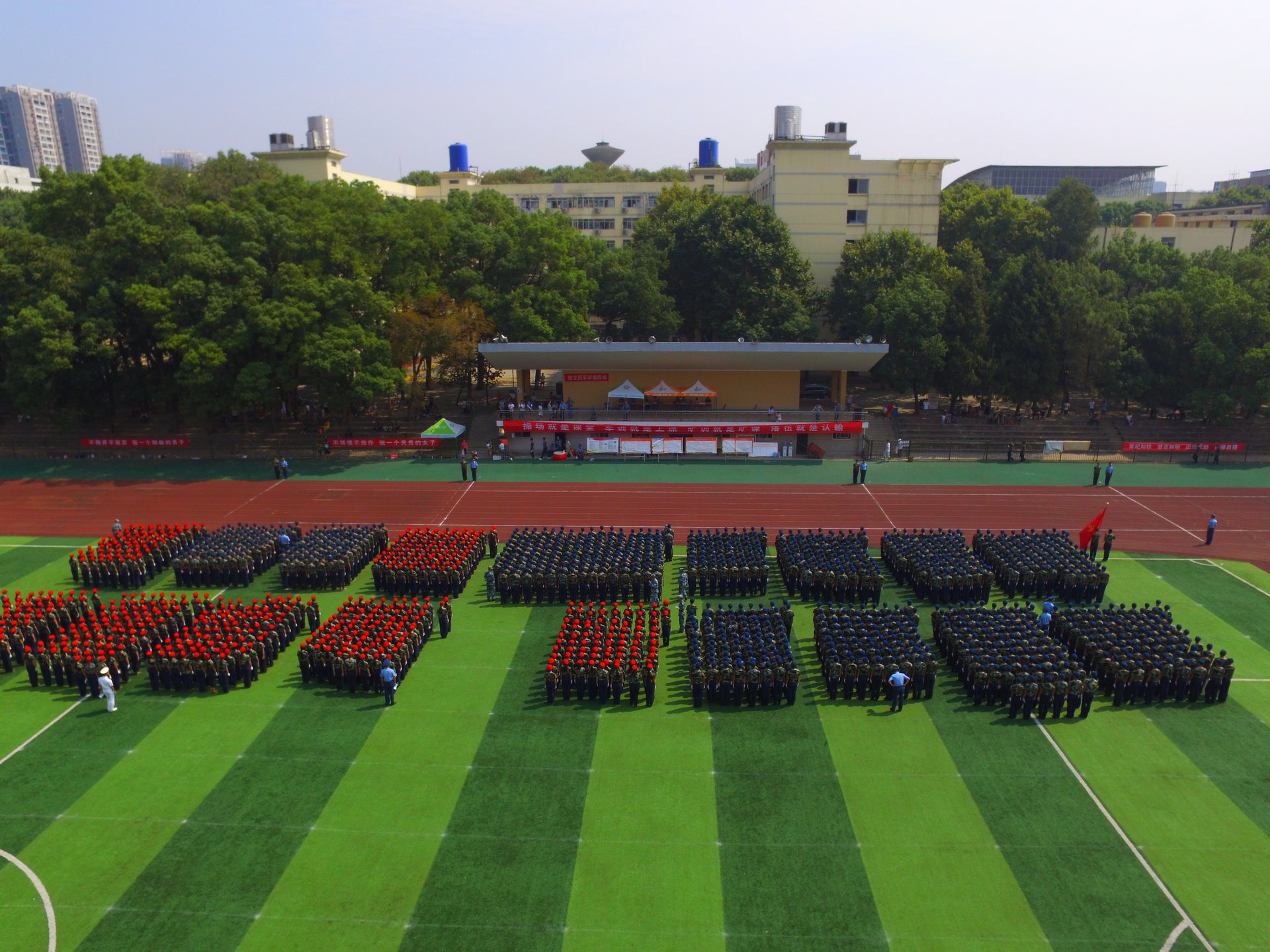 武漢工程大學郵電與信息工程學院新生軍訓