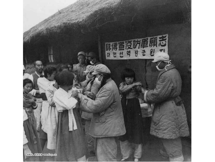 志願軍防疫人員正在為朝鮮兒童注射防疫疫苗