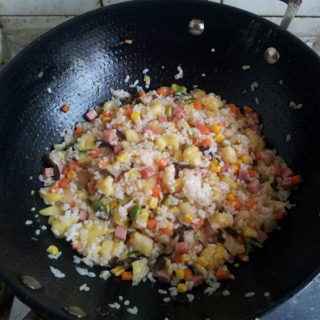 果香四溢鳳梨飯