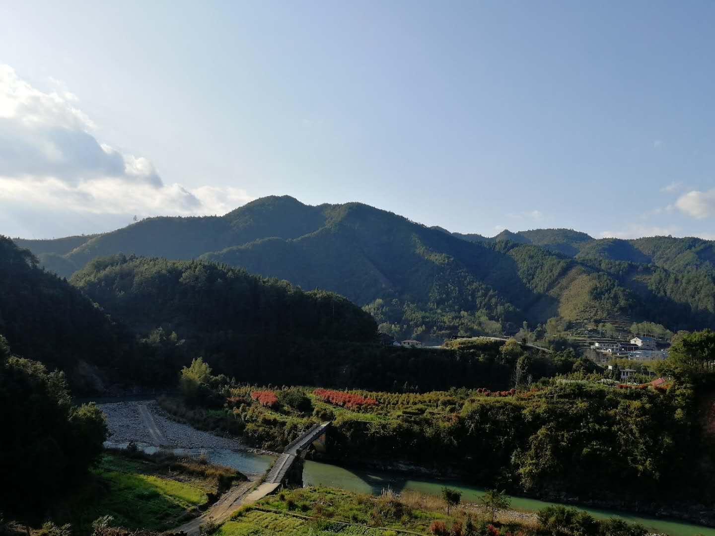 校門外清澈見底的善溪河