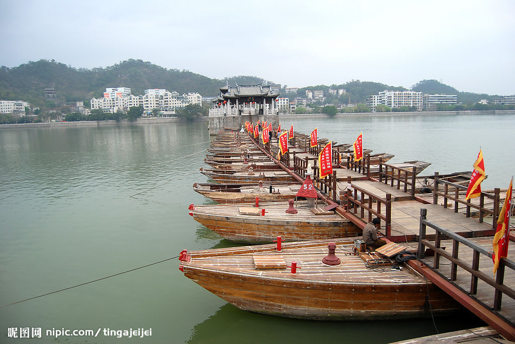 浮橋(船或浮箱代替橋墩，浮在水面的橋樑)