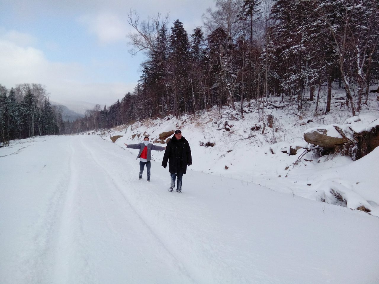 剛剛下過一場大雪的亞雪公路