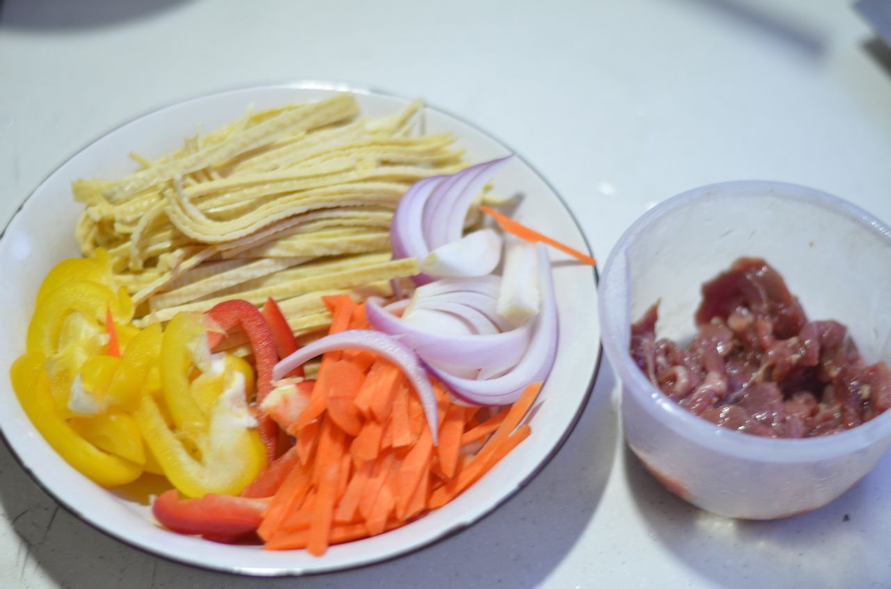 彩椒牛肉炒豆皮