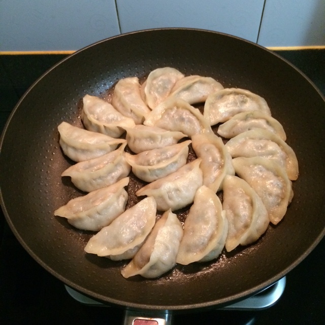 用速凍餃子煎鍋貼