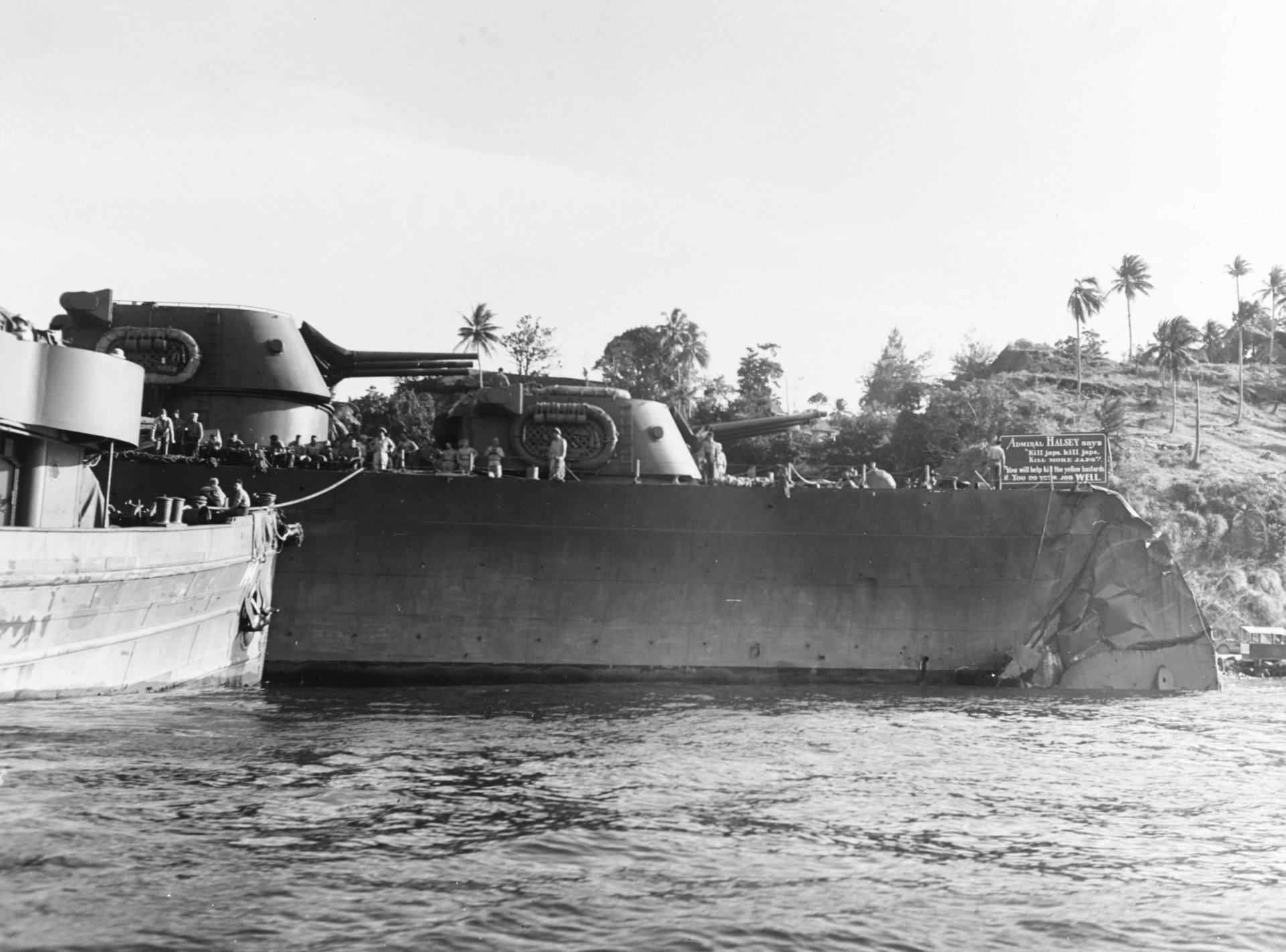海戰中受到重創的“檀香山”號輕巡洋艦