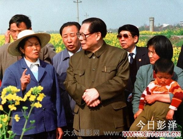 1995年，江澤民同志在江西棉船鎮考察