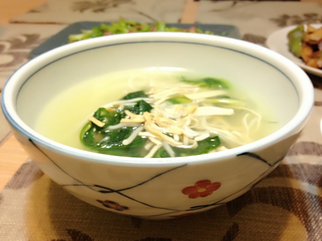 芹菜葉豆腐絲米粉湯