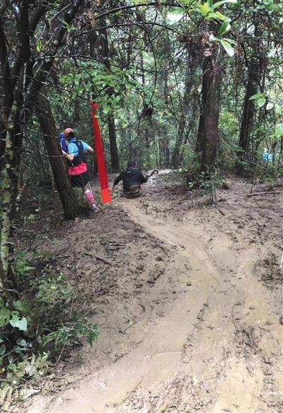 9·22天門山越野賽摔倒身亡事件