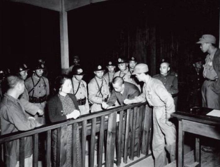 朱楓（前左2）烈士在法庭上慨然自若