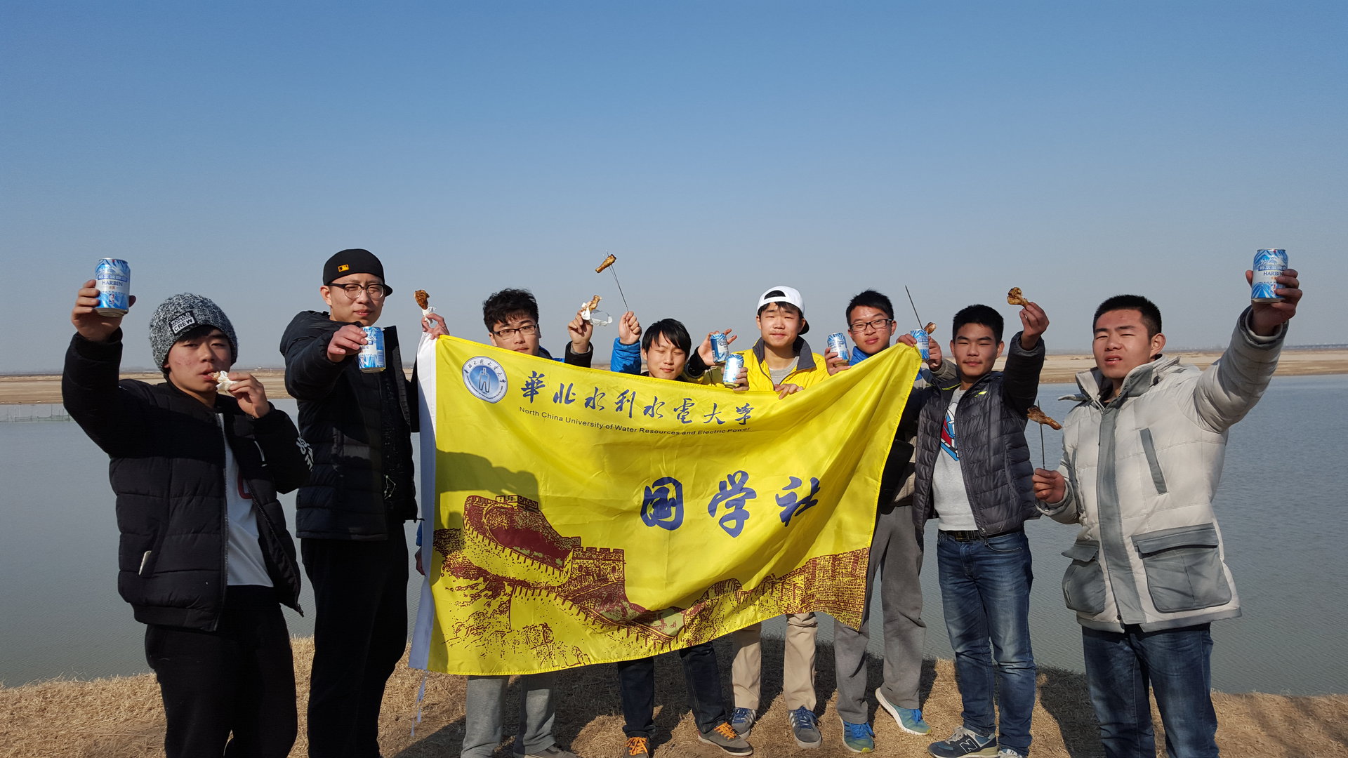 華水國學社組織的黃河灘燒烤活動