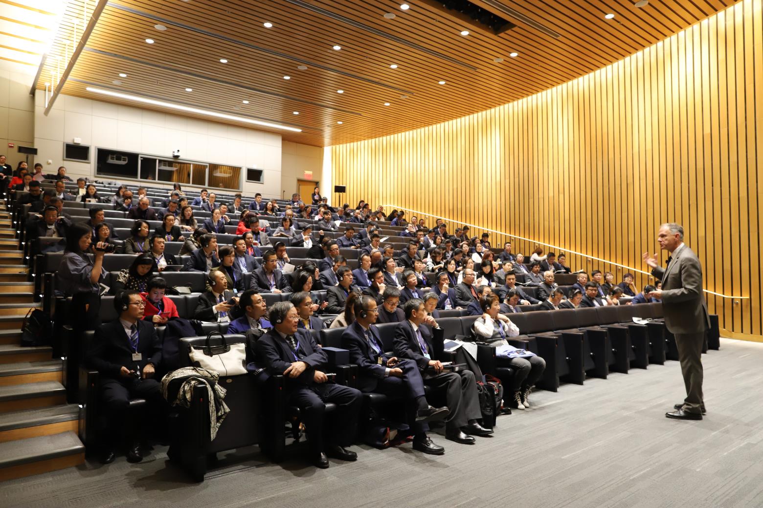 易居沃頓老師實戰派專家給企業總裁和高級經理人學員上課