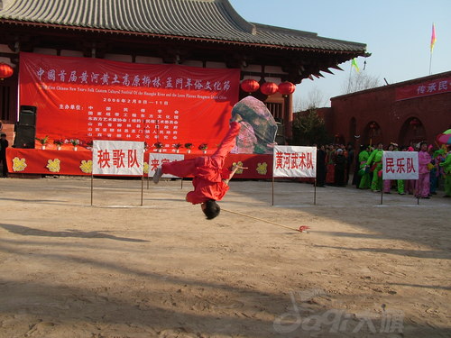 黃河武校學生在孟門表演