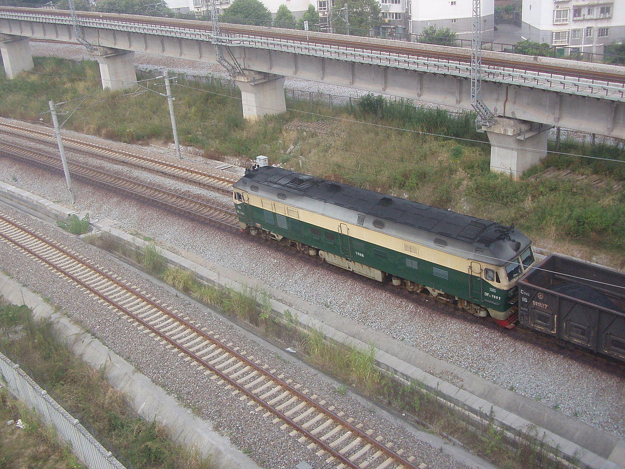 東風4D型7007號機車牽引貨列前往鷓鴣江站