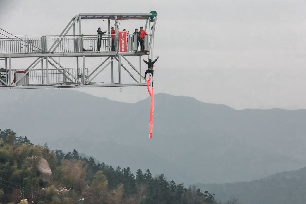 巨石山懸崖蹦極